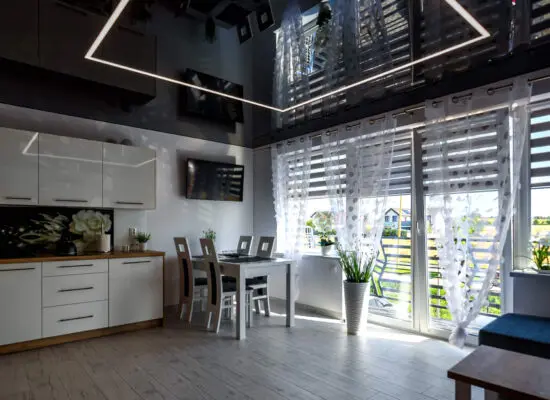 Salon z czarnym sufitem