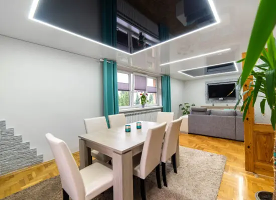 Salon z sufitem napinanym
