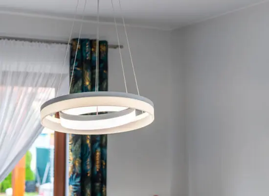 Oświetlenie w salonie sufit napinany