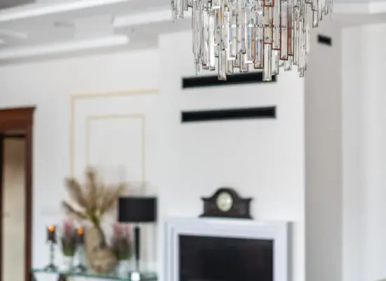 Salon z kominkiem sufit napinany